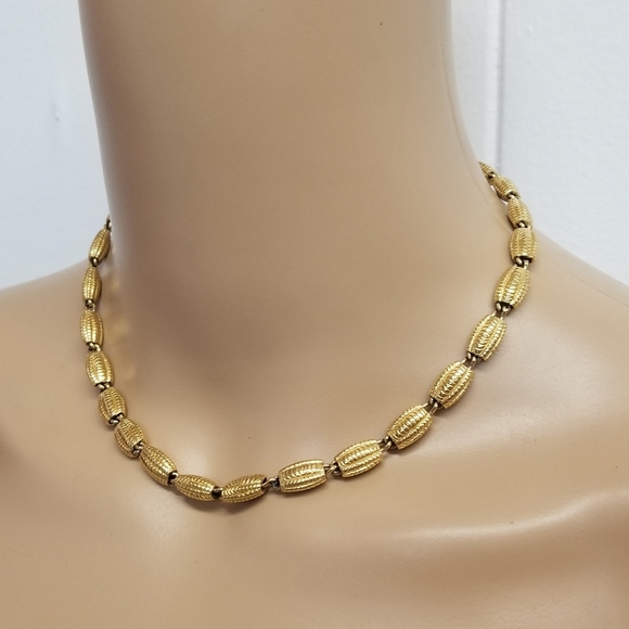 MONET 1960S GOLDTONE FANCY TEXTURED LINK CHOKER NECKLACE - Picture 2 of 6